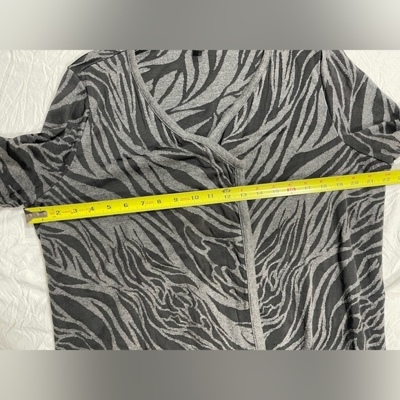 Dana Buchman gray and black animal print open front cardigan women’s size L - Picture 12 of 14